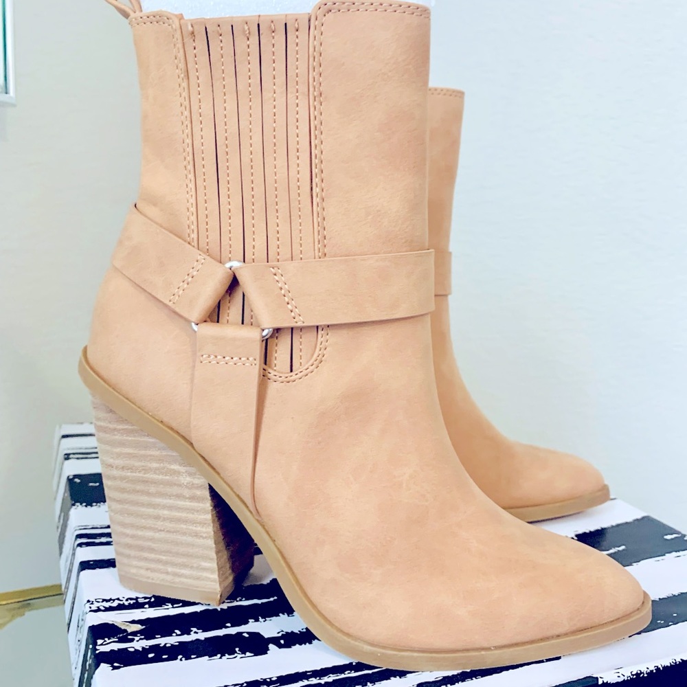 Women’s New Cushioned Pointed toe Tan Size 5.5 Nilano Harness Bootie DOLCE VITA